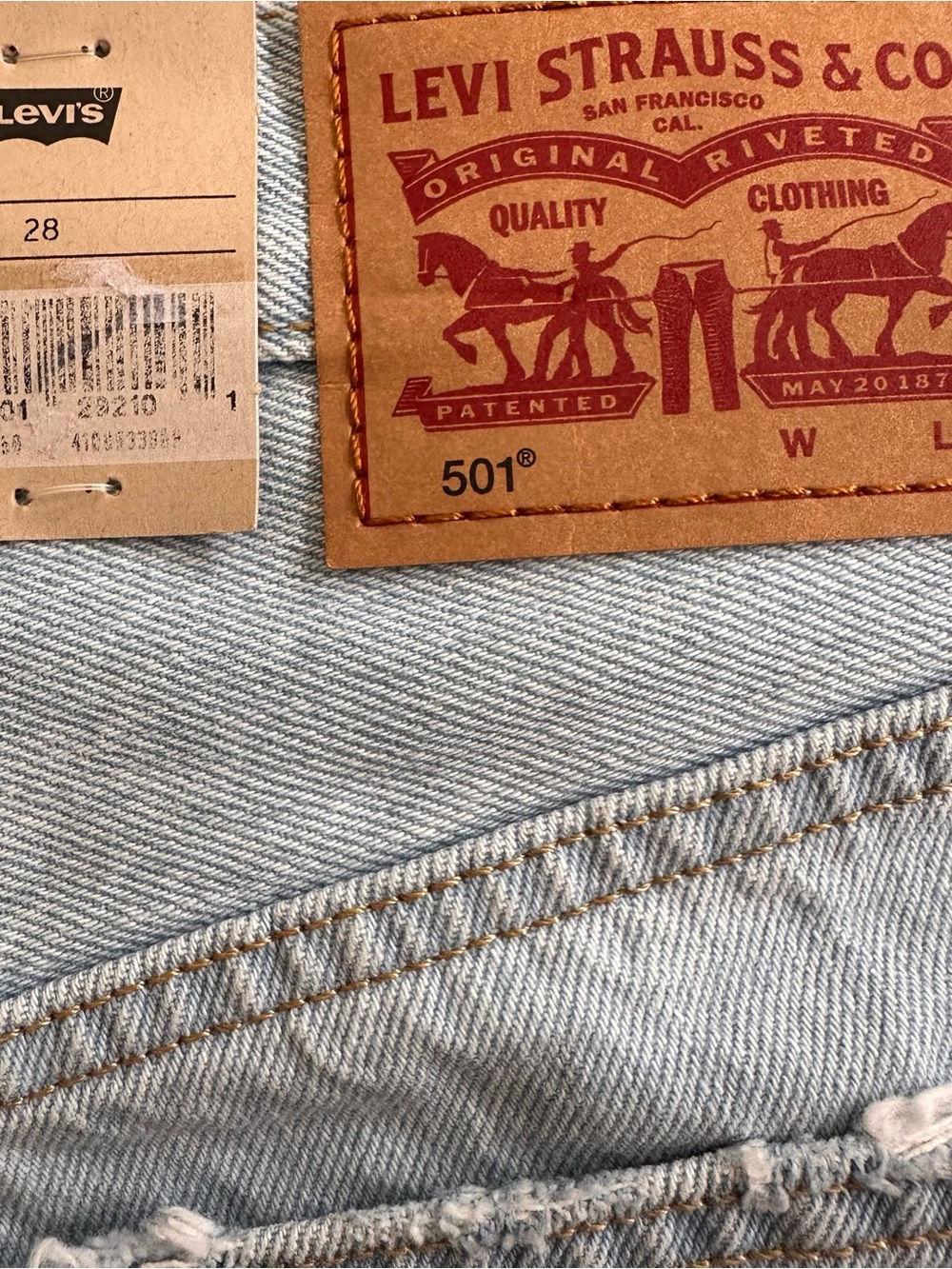 NWT Levi's Women Light Blue Distressed 501 Denim High Rise Cutoff Shorts Sz 28 - Picture 4 of 5